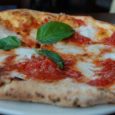 La storia della pizza è lunga. Nel XVI secolo, a Napoli, ad un pane schiacciato venne dato il nome di pizza. La parola pizza deriva da “pitta”. Poi la pitta […]