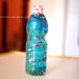 Occorrente per la Bottiglia della calma: una bottiglia trasparente porporina oro  oggetti vari, tipo perline colorate Prima riempite la bottiglia d’acqua, poi inserite gli oggetti che avete scelto, quindi versate della  porporina color […]