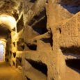 Il mondo sotterraneo delle catacombe Le catacombe sono i grandi cimiteri sotterranei usati dalle comunità cristiane ed ebraiche dei primi secoli. Furono scavate a partire dal II secolo fino alla […]
