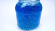 Il vaso della calma è un barattolo che si può fare a casa con pochi oggetti: colla glitter blu, glitter blu, colorante alimentare e acqua! La prima cosa da fare  è […]
